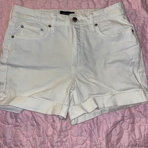 👉🏽🤍NEW WHITE SHORTS 🤍👈🏽